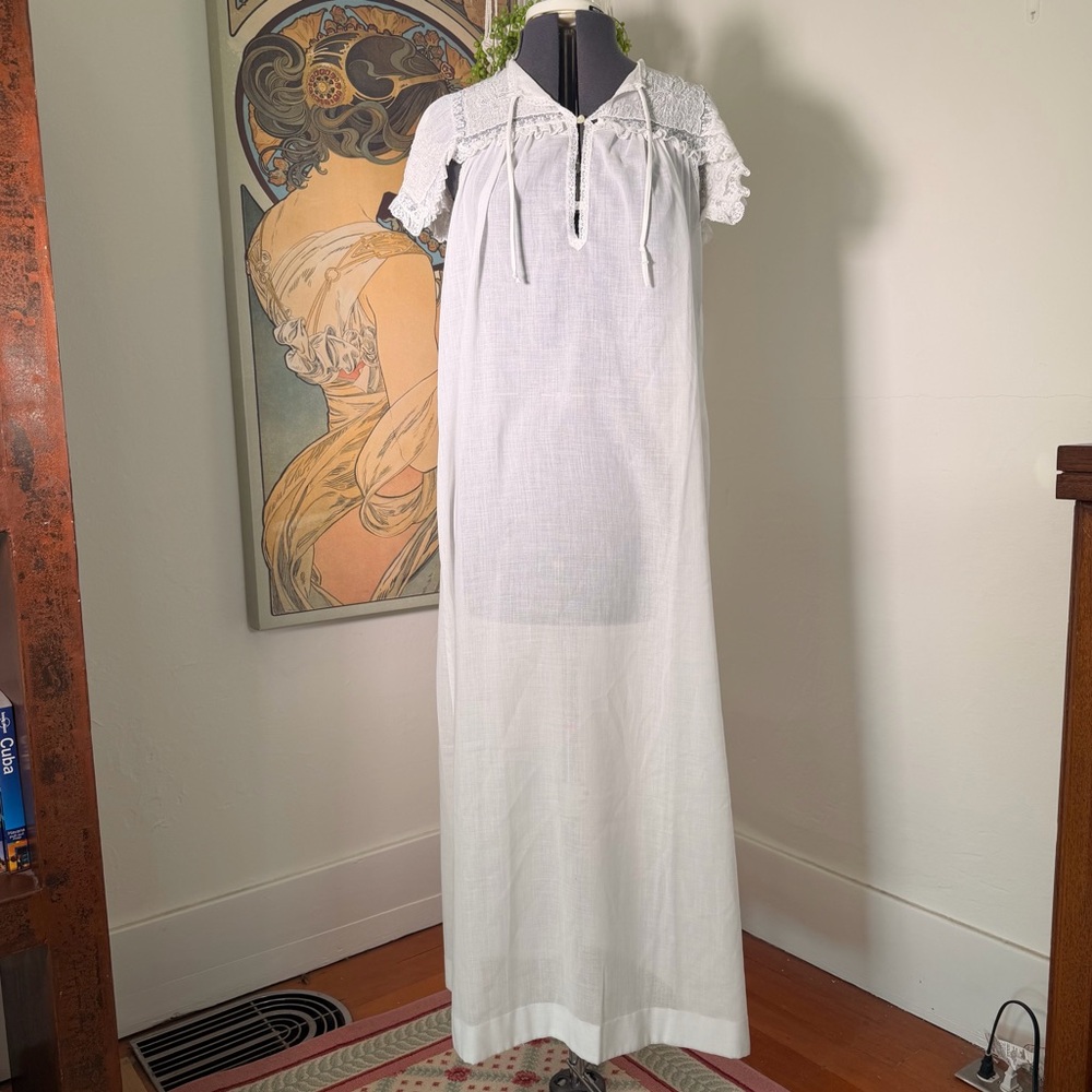 50’s/60’s Vintage Bert Yelin Cotton White Embroidered w/ Lace Nightgown‎